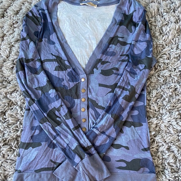 Zenana Outfitters Tops - Camo long sleeve v-neck shirt
